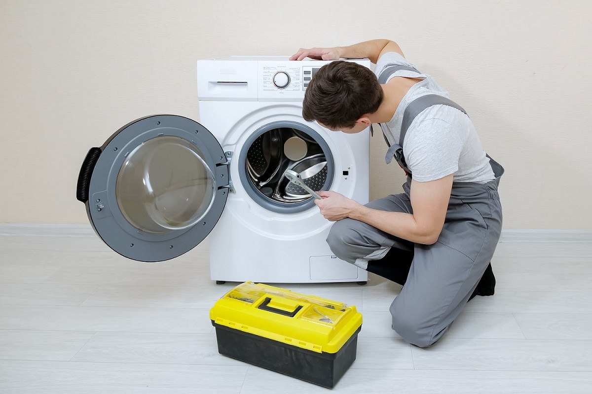 Teknisi SekawanElectro memeriksa mesin cuci front loading